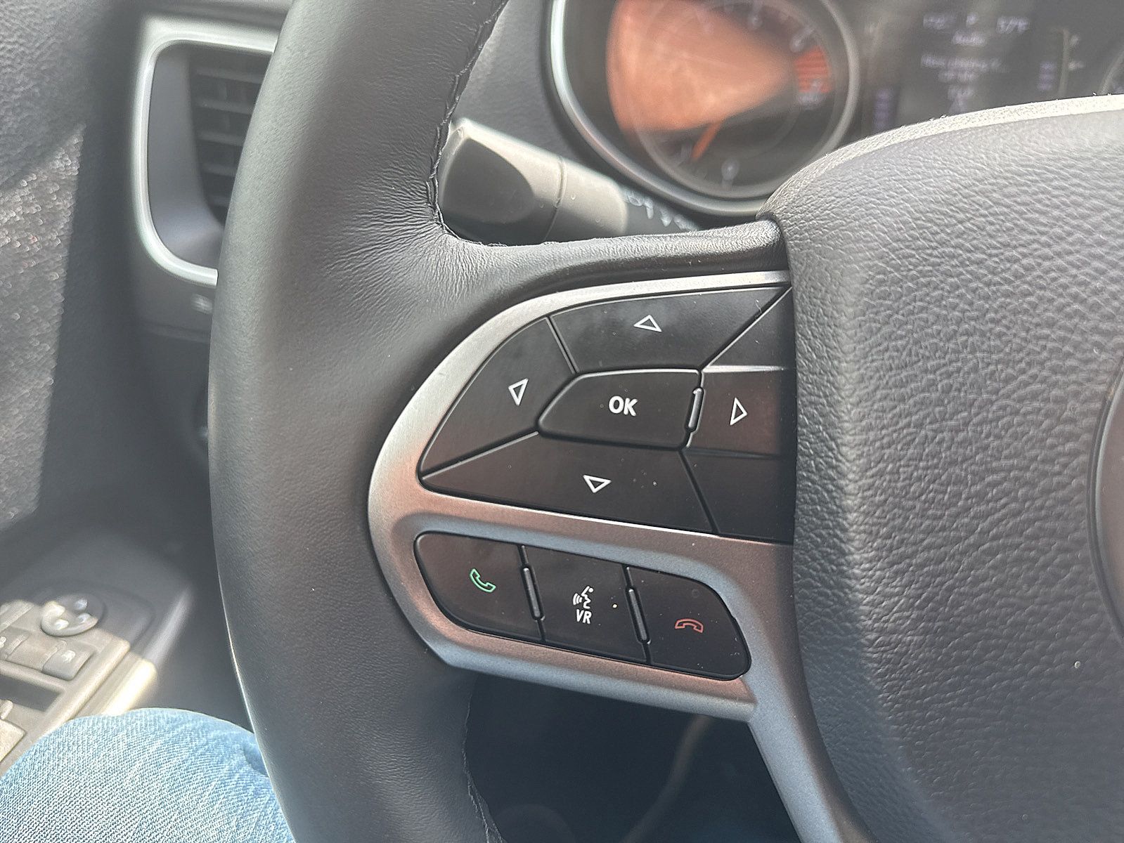 Used 2019 Jeep Cherokee Latitude w/ Cold Weather Group AWD/4WD image 44