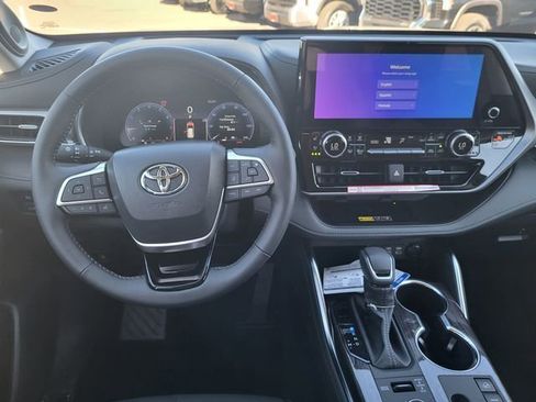New 2026 Toyota Highlander Platinum image 17