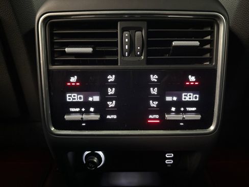 Used 2021 Porsche Cayenne Turbo image 32