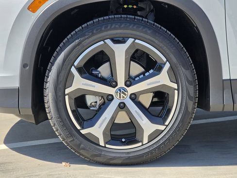 New 2026 Volkswagen Tiguan SE FWD image 8
