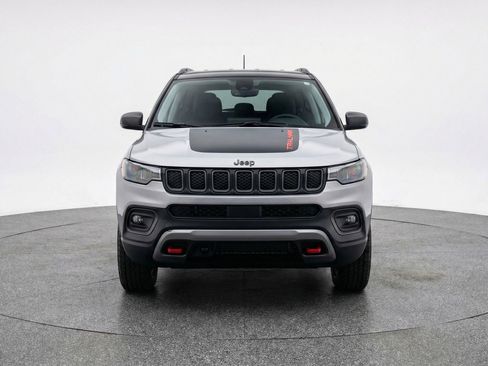 Used 2025 Jeep Compass Trailhawk AWD/4WD image 2