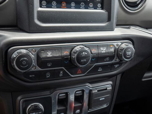 Used 2022 Jeep Wrangler Sport AWD/4WD image 21