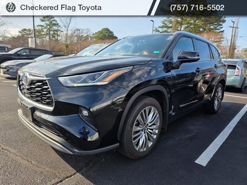 Used 2024 Toyota Highlander Platinum image 1