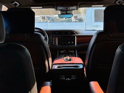 Used 2023 GMC Yukon Denali Ultimate AWD/4WD image 9