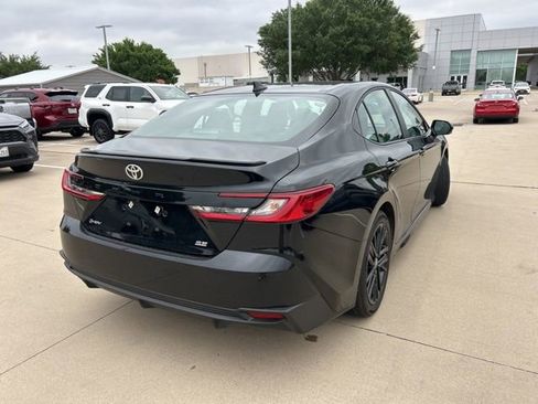 Used 2025 Toyota Camry SE FWD image 3