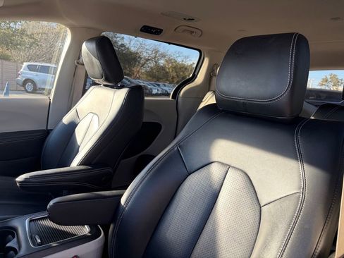 Used 2024 Chrysler Pacifica Touring-L image 10