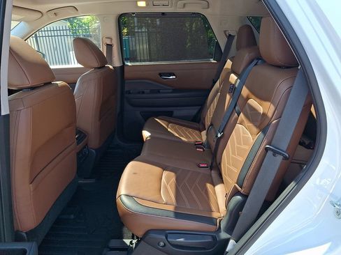 Certified 2023 Nissan Pathfinder Platinum w/ Cargo Package AWD/4WD image 12