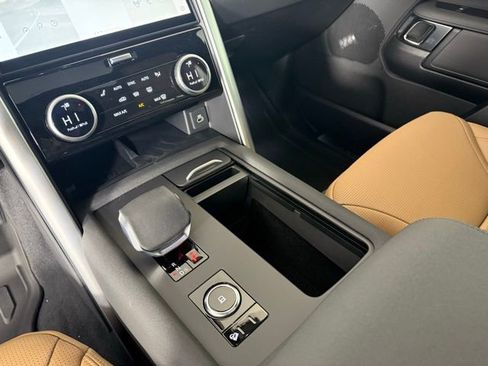 Used 2025 Land Rover Discovery Dynamic SE image 24