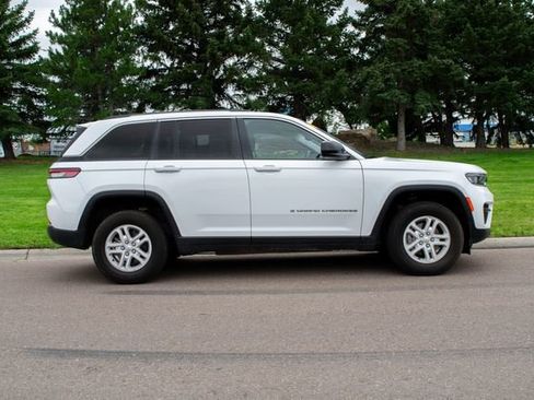 Used 2023 Jeep Grand Cherokee Laredo image 7