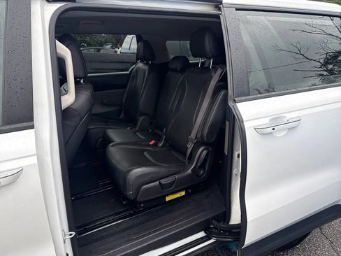 Used 2025 Kia Carnival FWD image 13