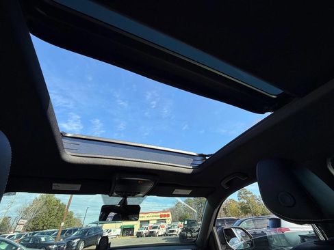 Used 2021 Volkswagen Atlas Cross Sport SE w/ Panoramic Sunroof Package image 15