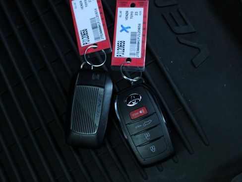 Used 2023 Toyota Venza XLE image 27