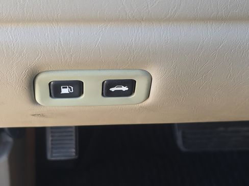 Used 2005 Cadillac XLR RWD image 17