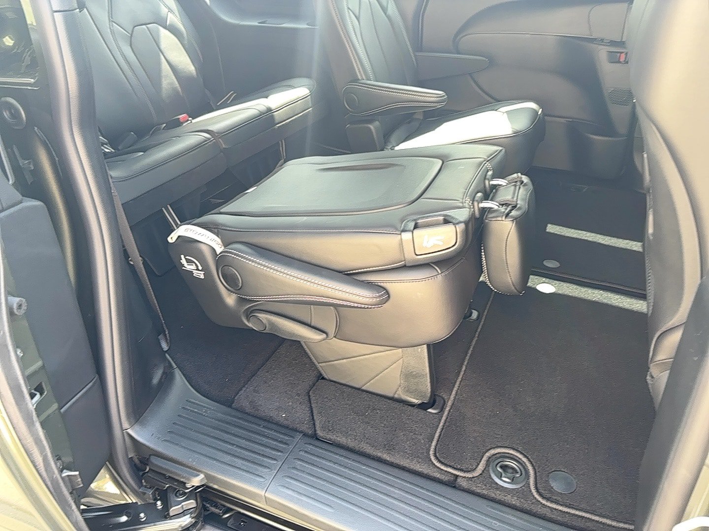 New 2027 Chrysler Pacifica Select AWD/4WD image 8