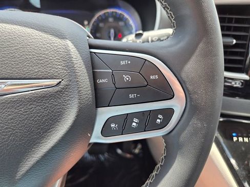 Used 2023 Chrysler Pacifica Touring-L image 33