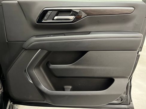 Used 2025 Chevrolet Suburban LT RWD image 37