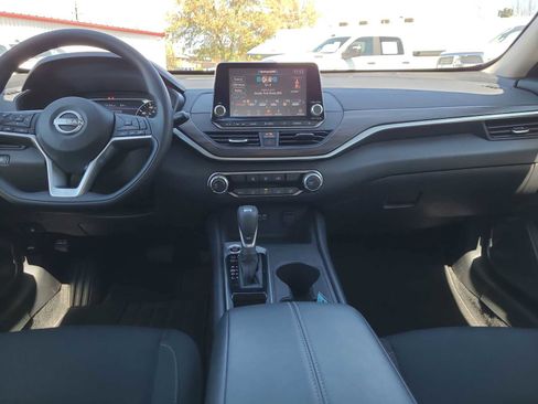 Used 2025 Nissan Altima 2.5 SV FWD image 18