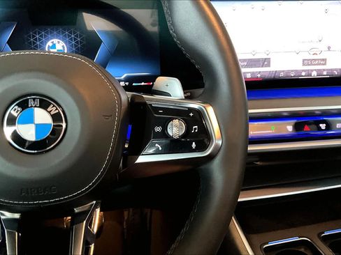 Used 2024 BMW 740i w/ Executive Package image 25
