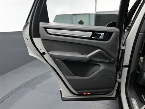 Used 2022 Porsche Cayenne Platinum Edition image 12