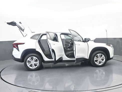 Used 2024 Chevrolet Trax LS FWD image 70