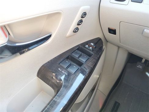 Used 2013 Toyota Venza XLE image 28