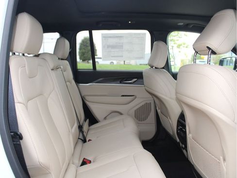 New 2025 Jeep Grand Cherokee Limited image 30