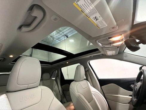 Used 2021 Jeep Cherokee Latitude Lux w/ Sun & Sound Group image 29