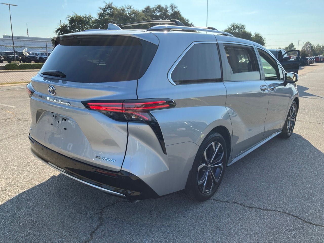 Used 2025 Toyota Sienna Platinum FWD image 4