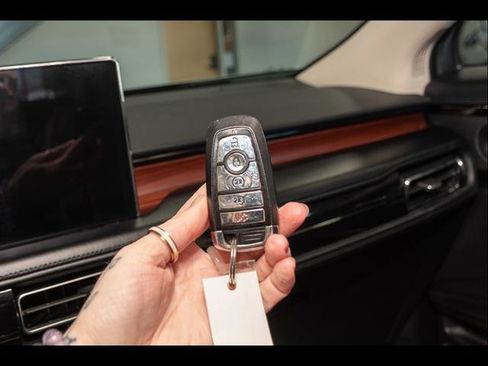 Used 2021 Lincoln Nautilus Reserve AWD/4WD image 16