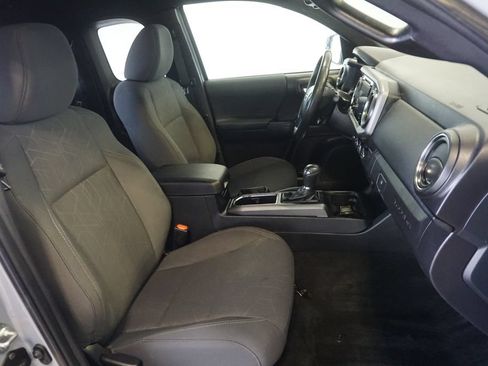 Used 2019 Toyota Tacoma TRD Sport AWD/4WD image 19