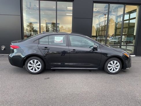 Used 2022 Toyota Corolla LE image 4