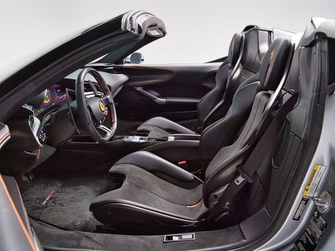 Used 2023 Ferrari SF90 Spider image 11