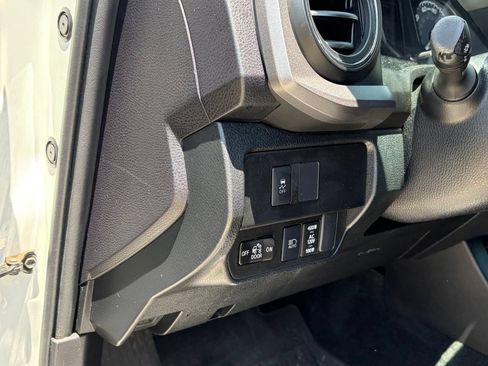 Used 2020 Toyota Tacoma TRD Off-Road w/ Technology Package AWD/4WD image 7