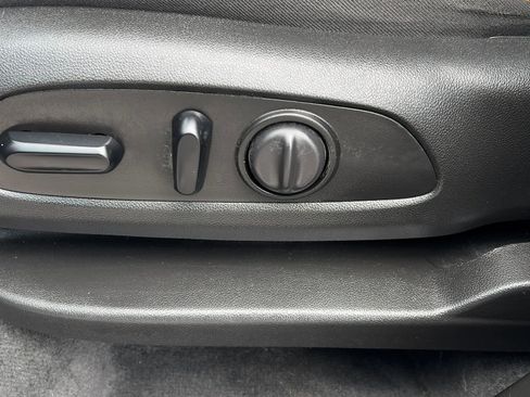 Used 2020 Chevrolet Traverse LT image 18