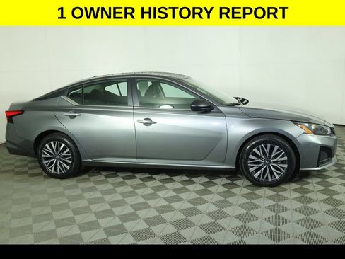 Used 2025 Nissan Altima 2.5 SV FWD image 2