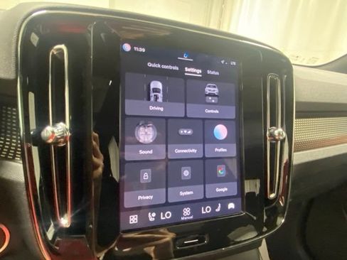Certified 2025 Volvo XC40 B5 Plus AWD/4WD image 21