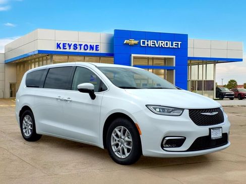Used 2023 Chrysler Pacifica Touring-L FWD image 1