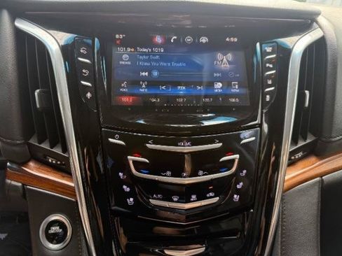 Used 2015 Cadillac Escalade Luxury AWD/4WD image 30