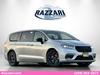 New 2023 Chrysler Pacifica Limited w/ Uconnect Theater Family Group