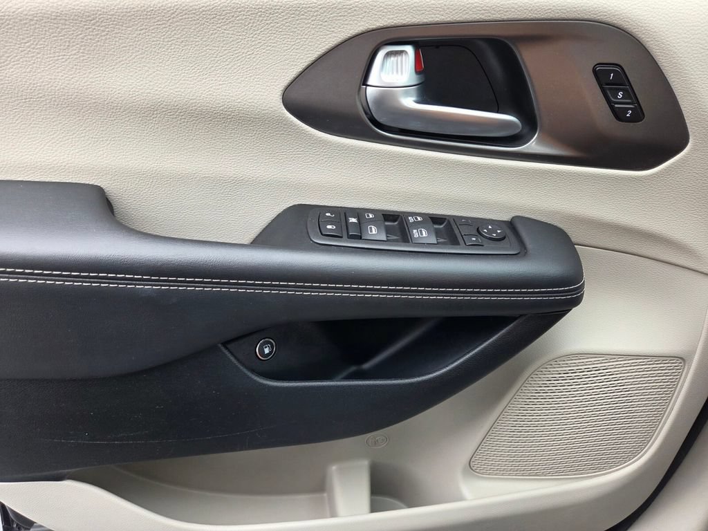 Used 2024 Chrysler Pacifica Limited FWD image 34
