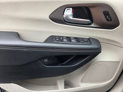 Used 2024 Chrysler Pacifica Limited FWD image 34