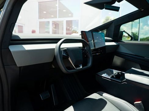Used 2024 Tesla Cybertruck AWD Crew Cab image 23