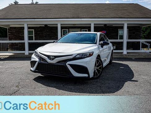 Used 2022 Toyota Camry SE FWD image 1