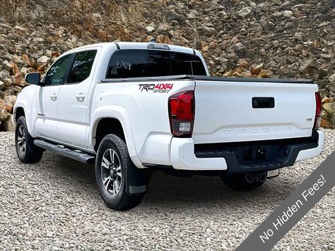 Used 2018 Toyota Tacoma TRD Sport AWD/4WD image 10