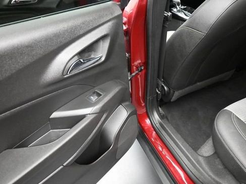 Used 2025 Chevrolet Trax LT FWD image 16