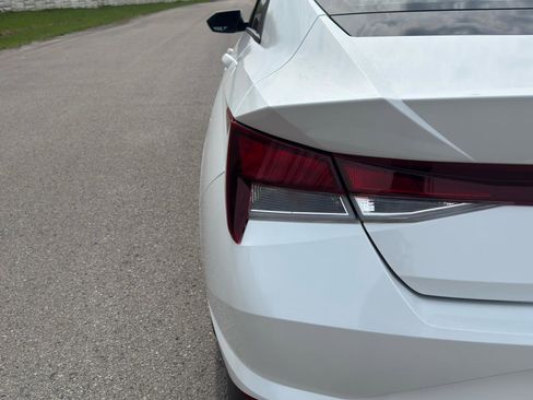 Used 2021 Hyundai Elantra SE image 6