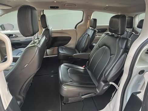 Used 2024 Chrysler Pacifica Touring-L FWD image 19