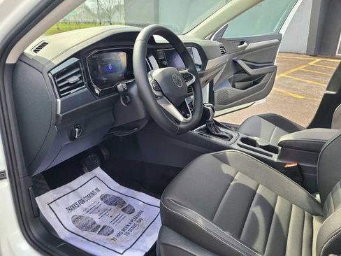 Used 2024 Volkswagen Jetta SE w/ Panoramic Sunroof Package FWD image 13