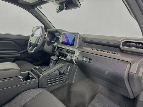 Used 2025 Toyota Tacoma SR5 AWD/4WD image 31