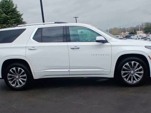 Used 2023 Chevrolet Traverse Premier AWD/4WD image 4